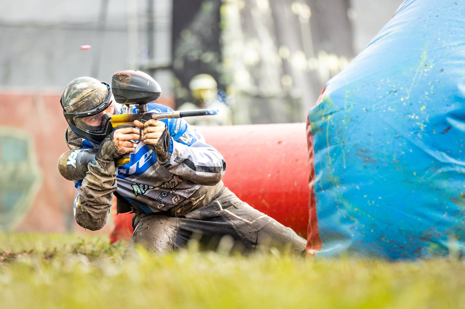Paintball-Spieler mitten im Paintball-Match