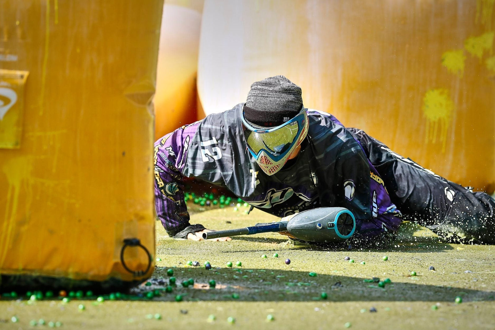 Paintball-Spieler auf Paintball-Feld mitten im Match
