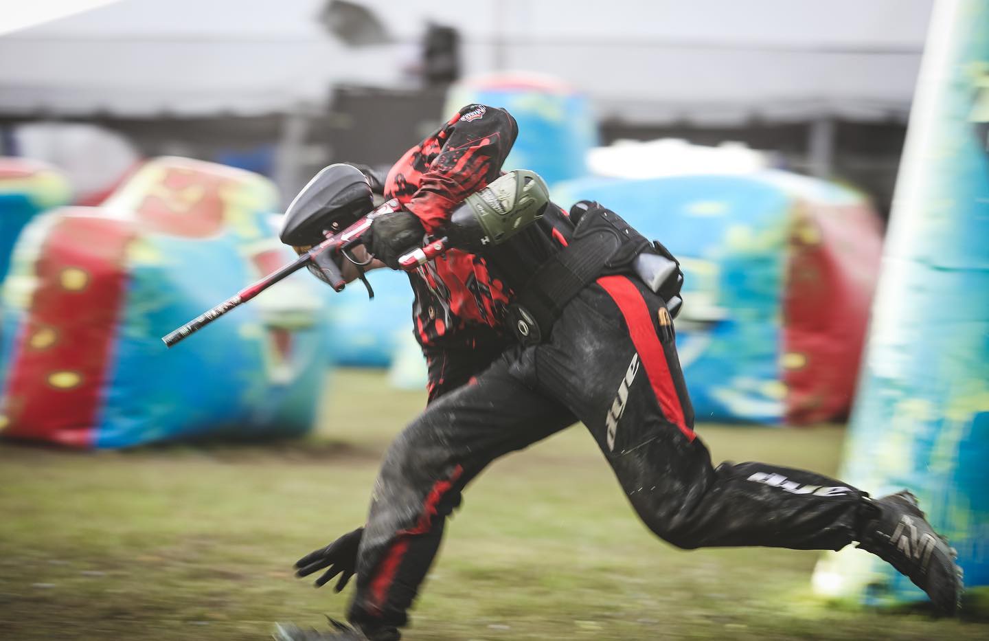 Paintballspieler auf Painballmatch rennt hinter Deckung
