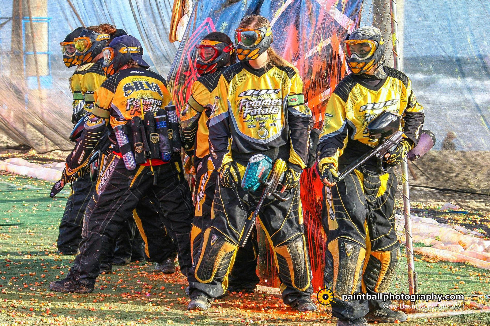 Paintball-Spieler stehen in einer Gruppe auf einem Paintball-Feld