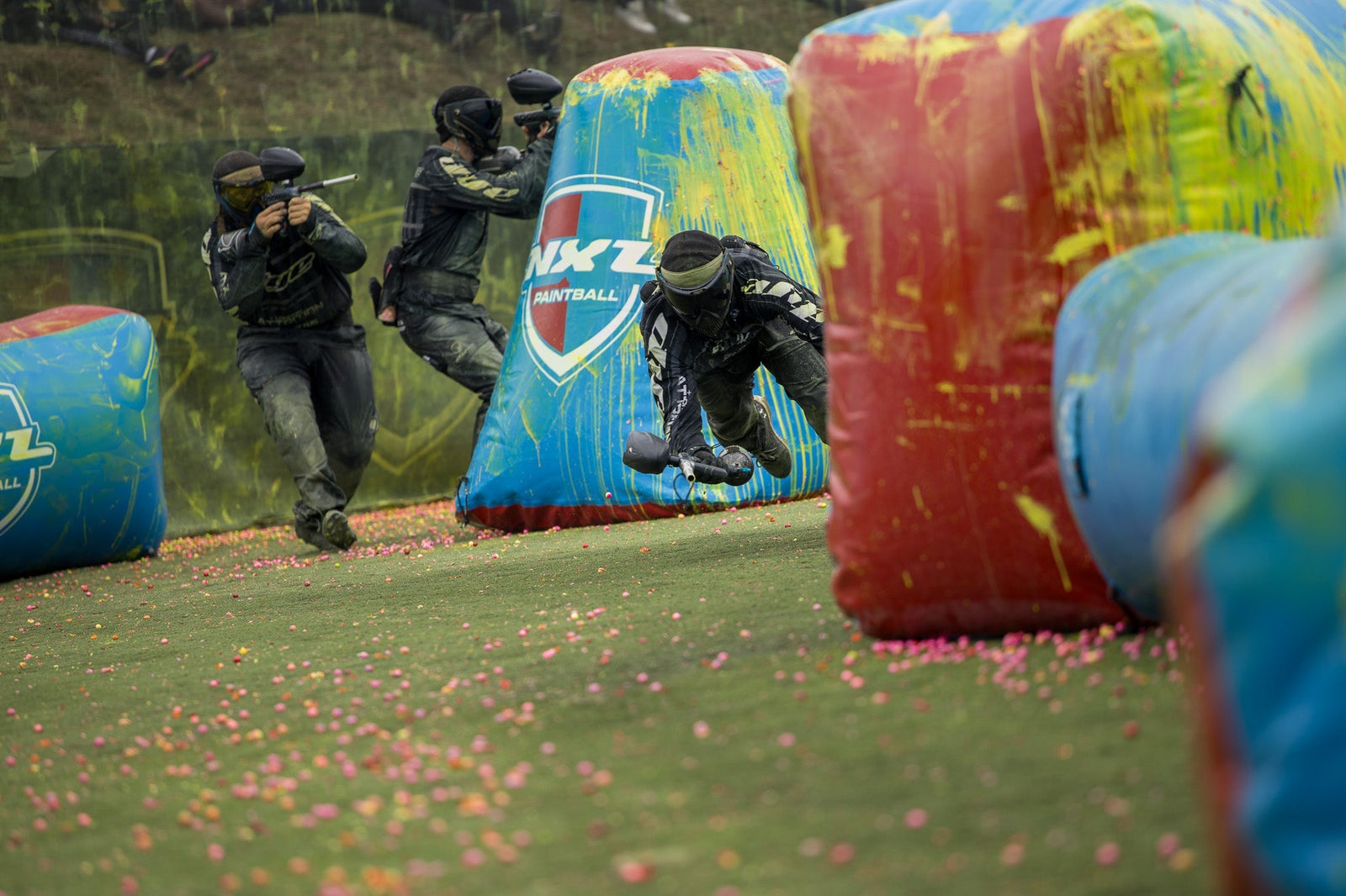 Paintball-Spieler auf Paintball-Feld im laufenden Match